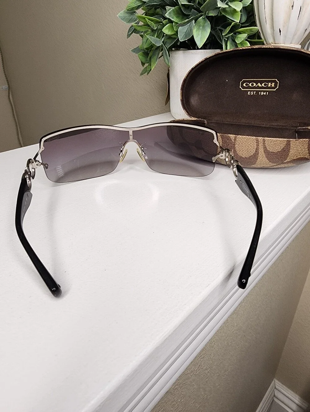Coach Women's Black Gradient Sunglasses with Signature Case HC 7018 NOELLE